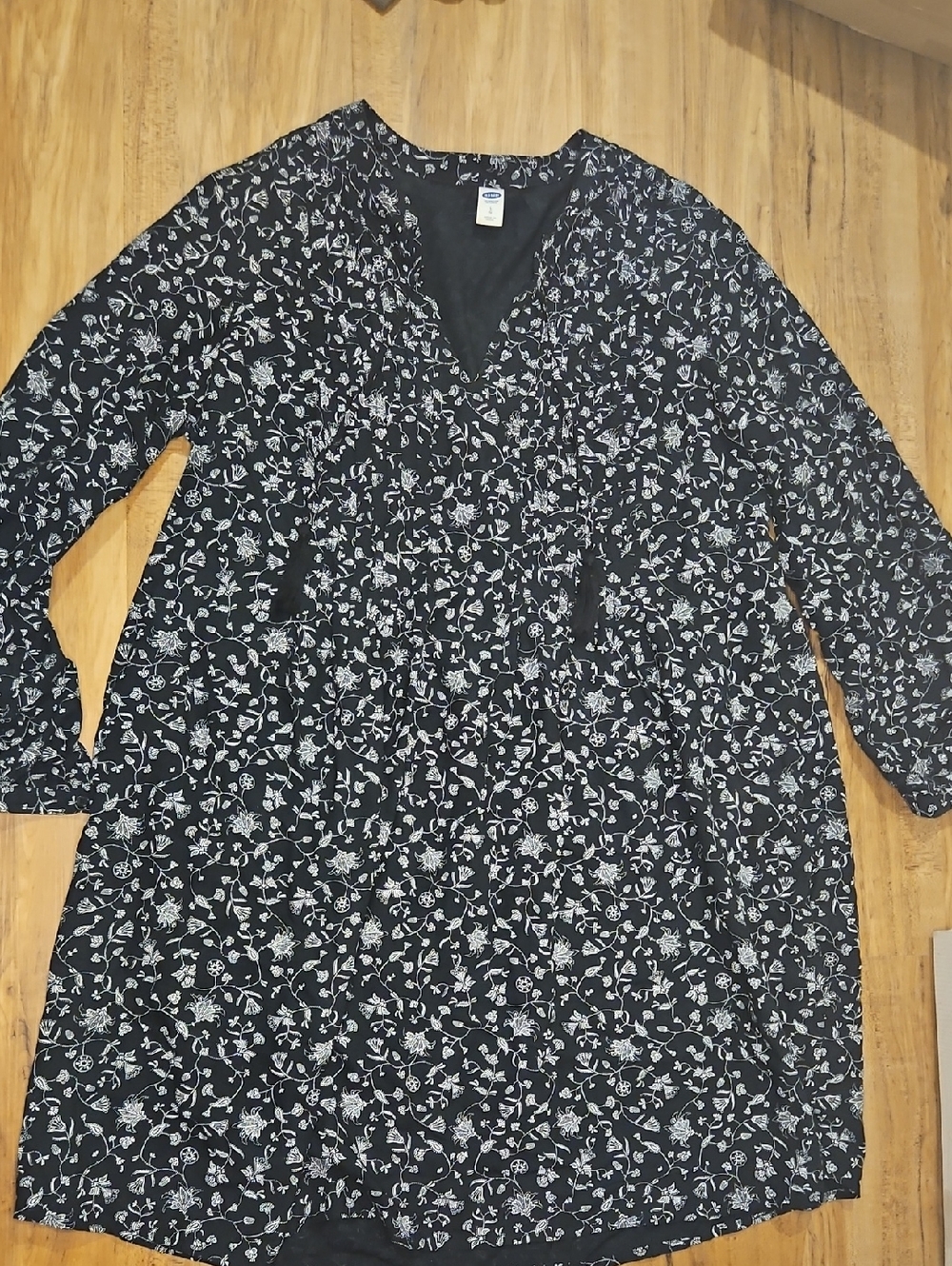 Old Navy Black Floral V-Neck Long Sleeve Dress